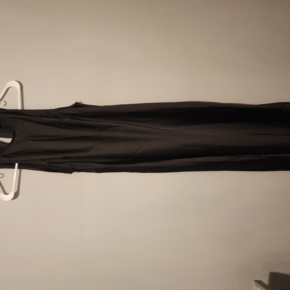 Elegant Black Maxi Dress with Flowing Silhouette